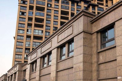 What are the advantages of stone curtain walls